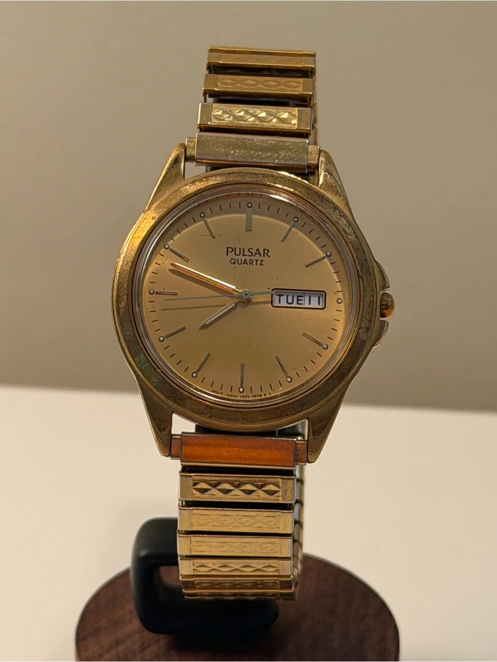 Vintage Pulsar Quartz Day-Date – Gold Tone Stretch Bracelet (36mm)